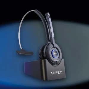 AGFEO DECT Headset IP - 6101543 Das AGFEO DECT Headset IP stellt die optimale Ergänzung zum DECT IP-System dar. Denn das neue, über den TK-Suite Client ES steuerbare Headset kann sich dank Handover überall im Empfangsbereich des DECT IP-Systems frei bewegen, ohne die Verbindung zu verlieren. Neben den für Premium Headsets üblichen Funktionalitäten wie z.B. Noise Cancelling, Gehörschutz und Sprachansagen im Menü bietet es dazu auch die Möglichkeit, anklopfende Gespräche anzunehmen, Gespräche zu parken und zwischen zwei Gesprächen zu makeln. Ein eigener Mute-Knopf zum Ausschalten des Mikrofons, Tasten zur Einstellung der Hörer-Lautstärke und die Möglichkeit, das Headset an bis zu 10 DECT IP-Systemen anzumelden, runden das durchdachte Konzept ab. Doch damit nicht genug! Das Headset kann nicht nur als Standalone Gerät genutzt werden, sondern lässt sich dank der neuen AGFEO DECT-Link Funktionalität auch mit einem DECT 60 IP oder DECT 65 IP koppeln. So wird es zur sinnvollen Erweiterung des Handteils, der Nutzer kann auch ?von Unterwegs? Gespräche initiieren und die Gespräche zwischen Handteil und Headset hin- und herschalten. EAN / GTIN: 4021972015430