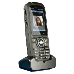 AGFEO DECT 75 IP schwarz - 6101577 stark | robust | wasserresistent Das robuste DECT 75 IP -im Pocketformat- mit Schutzklasse IP 65, ist speziell für rauhe Umgebungen geeignet! Funktionsfähig in Umgebungen von -10 bis +55 Grad, staubdicht und Strahlwasser geschützt ist es ideal einsetzbar für Werkstatt und Handwerk. Stoßfest bis zu einer Fallhöhe von 2m, staubdicht und wasserresistent nach IP 65: Das DECT 75 IP ist hart im Nehmen. Bluetooth Zur perfekten Anbindung von AGFEO Bluetooth Headsets. Notruftaste Frei einstellbare Notruftaste. Der Ruf kann an interne oder externe Stellen gehen. Kontaktbild-/Türbildanzeige Haben Sie für Telefonkontakte in der Datenbank Bilder hinterlegt oder nutzen Sie Ihr ES-System in Verbindung mit einer IP-Video TFE, werden Ihnen Türbilder bzw. Kontaktbilder im Display angezeigt. EAN / GTIN: 4021972015775