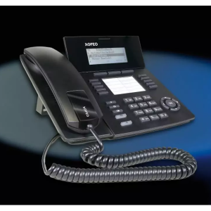 AGFEO ST 53 SENSORfon S0/UP0 schwarz – 6101545 Tischtelefon S0/UP0 Für ES-Systeme (ab Version 2.2). Bewegliches und beleuchtetes Grafikdisplay (inkl. Darkmode), Steuerkreuz für effektive Bedienung, Annäherungssensor (Display, Tonruf), Soft-Keys, flaches Design und wandmontagefähig ohne zusätzlichen Halter, Aufstellbügel für 2 untersch. Neigungswinkel, 10 Funktionstasten mit 20 Funktionen bei doppelter Belegung und Status LED für die erste Ebene, Busylight (2farbig). Anschlussmöglichkeit von schnurgeb. Headsets, DHSG Varianten oder BT-Headsets via optionalem BT-Modul 50. Vollumfängliche CTI Steuerung via TAPI und AGFEO Dashboard PC-Client. Geeignet für S0- oder UP0-Schnittstelle! EAN / GTIN: 4021972015454