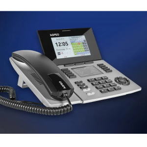 AGFEO ST 56 IP SENSORfon silber – 6101632 Für ES- (ab Version 2.2) und HyperVoice Systeme. Bewegliches und beleuchtetes TFT-Farbdisplay mit optimierter Widgetdarstellung, Tastaturbeleuchtung, Steuerkreuz für effektive Bedienung, Annäherungssensor (Display, Tonruf, Tastenbeleuchtung), Soft-Keys, flaches Design und wandmontagefähig ohne zusätzlichen Halter, Aufstellbügel für 2 untersch. Neigungswinkel, self-labeling Beschriftungsfeld (inkl. Umschaltung einer Ebenenanzeige), 10 Funktionstasten mit 20 Funktionen auf 2 Ebenen mit Status LED für beide Ebenen bei Umschaltung, Hauptdisplay und self labeling Beschriftungsfeld inkl. Darkmode, Busylight (2farbig), Anzeige von Türbild und Kontaktfoto, individualisierbare Klingelmelodien via WEB Frontend. Anschlussmöglichkeit von schnurgeb. Headsets, DHSG Varianten oder BT-Headsets via optionalem BT-Modul 50. Vollumfängliche CTI Steuerung via TAPI und AGFEO Dashboard PC-Client. Anbindung via LAN. Für PoE Betrieb (Power over Ethernet) geeignet bzw. separates Netzteil (6100826) erforderlich! EAN / GTIN: 4021972016321