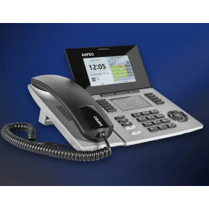 AGFEO ST 56 SENSORfon S0/UP0 silber – 6101634 Tischtelefon S0/UP0 AGFEO ST 56 - Telefonieren mit SENSORfon Funktion Zusätzlich zum neuen, modernen Design bietet das Business-Bürotelefon ST 56 ein großes Farbdisplay, das Ihnen eine noch bessere Lesbarkeit der Statusinformationen ermöglicht. Dies - in Verbindung mit der integrierten Annäherungssensorik - bietet neue, komfortable Möglichkeiten. Können Sie doch so das Telefon mit einem Wisch aus dem Standby wecken und direkt den Status Ihres SmartHome-Systems einsehen, wenn Sie das entsprechende Widget eingerichtet haben. Zusammen mit der intuitiven Bedienung via Steuerkreuz steigert das ST 56 so die Effektivität des Büroarbeitsplatzes. Die self-labeling keys - durch ein ePaper ermöglicht - sind ein weiteres Highlight dieser Serie, unter anderem, weil sich die Tastenbeschriftung automatisch ändert, wenn man in die zweite Ebene der Funktionstasten schaltet! Leistungsmerkmale: Integrierte Annäherungssensorik 4,3" grafisches Farbdisplay frei konfigurierbare Widgetdarstellung 10 Funktionstasten doppelt belegbar Zugriff auf bis zu 5000 Telefonbucheinträge Anruf- und Verbindungsliste mit Datum, Uhrzeit und Name Computertelefonie - Wählen per Mausklick Anzeige des intern Status Steuerung von SmartHome Komponenten Durchsage zu Systemtelefonen Ruf abweisen EAN / GTIN: 4021972016345