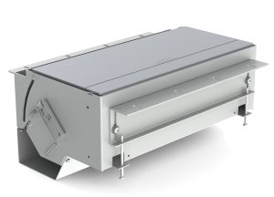 Kindermann CablePort FLEX 4-fach Alu Tischanschlussfeld 7448000010 Flexibilität und modernes Design für professionelle Konnektivität! Das Kindermann Tischanschlussfeld bietet eine hochwertige und individuelle Anschlusslösung für Konferenzräume, Büros und moderne Arbeitsplätze. Dank des modularen Aufbaus lassen sich Strom-, Netzwerk-, USB- und AV-Anschlüsse flexibel integrieren – für eine perfekte Verbindung und ein aufgeräumtes Arbeitsumfeld. Hochwertige Aluminiumkonstruktion – eloxierte Oberfläche für ein edles & langlebiges Design 4-fach modular bestückbar – individuelle Konfiguration mit Strom-, Daten- & Multimedia-Anschlüssen Perfekte Integration – kompatibel mit dem modularen Kindermann CablePort FLEX System Innenteile pulverbeschichtet RAL 9006 silber Einbautiefe ca. 160 mm Tischplattenstärke 15 - 40 mm Ausschnittmaß 230 x 144 mm Die smarte Lösung für vernetzte Arbeitsumgebungen! Das Kindermann Tischanschlussfeld sorgt für eine clevere Kabelverwaltung und eine nahtlose Medienintegration in modernen Büroumgebungen.