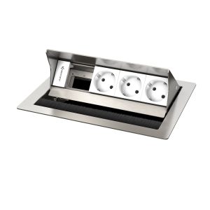 Kindermann CablePort standard² 4-fach Tischeinbaugehäuse Edelstahl, 3x Strom 7492000053 Optimieren Sie Ihren Arbeitsplatz mit dem Kindermann CablePort standard² Tischeinbaugehäuse! Dieses stilvolle 4-fach-Gehäuse bietet die perfekte Kombination aus Funktionalität und modernem Design und ist ideal für jedes Büro oder Home-Office. 4-fach Anschlussmöglichkeiten: Schließen Sie mehrere Geräte gleichzeitig an und steigern Sie Ihre Effizienz in der täglichen Arbeit. 3 x Stromanschlüsse: Sorgen Sie für eine zuverlässige Energieversorgung Ihrer Laptops, Monitore und weiteren Geräte – ganz ohne Kabelsalat. Hochwertiges Edelstahl-Design: Sorgt nicht nur für eine ansprechende Optik, sondern garantiert auch Langlebigkeit und Robustheit. Einfache Montage: Dank der benutzerfreundlichen Installation lässt sich das Gehäuse schnell und unkompliziert in jeden Tisch integrieren. Tischeinbaugehäuse, Leermodul mit 3 x Strom (Schuko), Edelstahl gebürstet Individuell bestückbar mit Konnect flex 45 click Blenden (7464000xxx) Schnelle Blenden-Montage mit Schnappmechanik Kompatibel zu Neets Mediensteuerung, USB-Ladeadaptern, EnOcean Vereinfachter Tischeinbau durch Montage von oben Flächenbündiger Einbau möglich Einbautiefe 65 mm Für Tischplatten bis 40 mm Stärke Netzanschluss mit 3-poligem GST 18 Stecker Ideal für moderne Büros, Besprechungsräume und kreative Arbeitsumgebungen. Minimieren Sie Unordnung und maximieren Sie Ihre Produktivität mit diesem funktionalen Tischeinbaugehäuse.