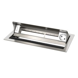 Kindermann CablePort standard² Tischeinbaugehäuse 6-fach, 1x Strom 7492000061 Gestalten Sie Ihren Arbeitsplatz effizient und stilvoll mit dem Kindermann CablePort standard² Tischeinbaugehäuse! Dieses hochwertige 6-fach-Gehäuse kombiniert modernes Design mit praktischen Funktionen und ist die ideale Lösung für Büro- und Konferenzräume 6-fach Anschlussmöglichkeiten: Schließen Sie mehrere Geräte gleichzeitig an und verbessern Sie Ihre Arbeitsabläufe. 1 x Stromanschluss: Sorgt für eine zuverlässige Energieversorgung Ihrer technischen Geräte, ohne Kabelsalat. Elegantes Edelstahl-Design: Der hochwertige Edelstahl verleiht Ihrem Arbeitsplatz eine moderne und professionelle Optik, die zu jedem Einrichtungsstil passt. Einfache Montage: Das Gehäuse lässt sich schnell und unkompliziert in jeden Tisch integrieren, sodass Sie sofort produktiv arbeiten können. Tischeinbaugehäuse, Leermodul mit 1 x Strom (Schuko) Edelstahl gebürstet Kompatibel zu Neets Mediensteuerung, USB-Ladeadaptern, EnOcean Einbautiefe 65 mm Einbautiefe 40 mm Netzanschluss mit 3-poligem GST 18 Stecker Perfekt für Büros, Konferenzräume und kreative Arbeitsumgebungen. Minimieren Sie Unordnung und maximieren Sie Ihre Effizienz mit diesem funktionalen Tischeinbaugehäuse.