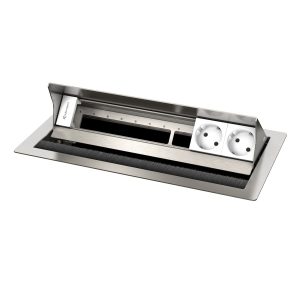 Kindermann CablePort standard² Tischeinbaugehäuse 6-fach, 2x Strom 7492000062 Optimieren Sie Ihre Arbeitsumgebung mit dem Kindermann CablePort standard² Tischeinbaugehäuse! Dieses elegante 6-fach-Gehäuse verbindet modernes Design mit herausragender Funktionalität und ist die perfekte Lösung für Büros und Konferenzräume. Nutzen Sie die Flexibilität, mehrere Geräte gleichzeitig anzuschließen und Ihre Effizienz zu maximieren. Gewährleisten Sie eine zuverlässige Energieversorgung für Laptops, Monitore und andere Geräte – ganz ohne Kabelsalat. Sorgt für eine ansprechende Optik und Langlebigkeit, die Ihrem Arbeitsplatz einen modernen Touch verleiht. Dank der benutzerfreundlichen Installation lässt sich das Gehäuse schnell und unkompliziert in jeden Tisch integrieren Tischeinbaugehäuse, Leermodul mit 2 x Strom (Schuko) Edelstahl gebürstet individuell bestückbar mit Konnect flex 45 click Blenden (7464000xxx) Schnelle Blenden-Montage mit Schnappmechanik Kompatibel zu Neets Mediensteuerung, USB-Ladeadaptern, EnOcean Vereinfachter Tischeinbau durch Montage von oben Flächenbündiger Einbau möglich Einbautiefe 65 mm Für Tischplatten bis 40 mm Stärke Netzanschluss mit 3-poligem GST 18 Stecker Ideal für moderne Büros, kreative Arbeitsplätze und Besprechungsräume. Minimieren Sie Unordnung und maximieren Sie Ihre Produktivität mit diesem vielseitigen Tischeinbaugehäuse.