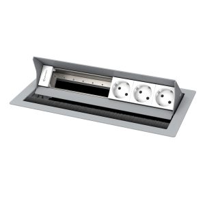 Kindermann CablePort standard² 6-fach Tischeinbaugehäuse, 3x Strom 7492000083 Professionelle Anschlusstechnik für moderne Arbeitswelten! Das Kindermann Tischeinbaugehäuse bietet eine platzsparende, flexible und ästhetische Medienintegration für Konferenzräume, Büros und Schulungsräume. Durch seinen modularen Aufbau kann es individuell mit Netzwerk-, USB- und AV-Anschlüssen ausgestattet werden. Modernes & dezentes Design – für eine harmonische Integration in Arbeitsflächen & Möbel Leermodul mit 3 x Strom (Schuko) individuell bestückbar mit Konnect flex 45 click Blenden (7464000xxx) Für Tischplatten bis 40 mm Stärke Einbautiefe 65 mm Material Pulverbeschichtet RAL 9006 Netzanschluss mit 3-poligem GST 18 Stecker Ausschnitt 317 x 170 mm Außenmaß: 340 x 190 mm