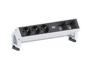 Bachmann DESK2 Steckdoseneinheit 3xStrom 2xCustom weiß 902.201 Entdecken Sie die Bachmann DESK2 Steckdoseneinheit, die perfekte Lösung für eine effiziente und vielseitige Energieversorgung in Ihrem modernen Büro oder Zuhause. Mit drei Stromanschlüssen und zwei Custom-Anschlüssen bietet diese Einheit höchste Flexibilität und Funktionalität. Das stilvolle weiße Design macht sie zu einem ästhetischen Highlight in jeder Arbeitsumgebung. Aluminiumprofil Stromeingang 0,2 H05VV-F3G1,5mm mit GST18 inkl. Haltewinkel 3x Schutzkontaktsteckdosen mit Kinderschutz, schwarz 35° gedreht 2x Leermodul Lackiert in RAL 9010 Weiß Länge ca. 282mm Optimieren Sie Ihre Energieversorgung und verbessern Sie die Ästhetik Ihres Arbeitsplatzes mit der Bachmann DESK2 Steckdoseneinheit.