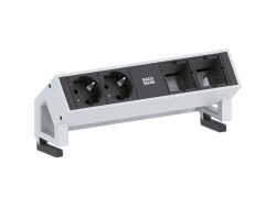 DESK2 von Bachmann kombiniert zwei Steckdosen und zwei Modulanschlüsse in einem kompakten Inox-Profil – funktional, edel und montagefreundlich.