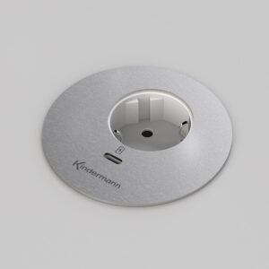 Das Kindermann CablePort table³ ist ein stilvolles Einbau-Anschlussfeld mit Schuko-Steckdose und USB-C Ladeanschluss, passend für 80-mm-Kabeldurchlässe. Dank edlem Design und praktischer Funktionalität ist es ideal für moderne Arbeits- und Wohnräume.